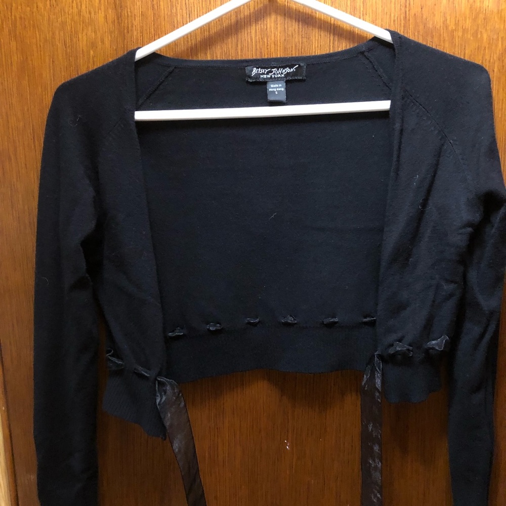 Short sweater. Long sleeves